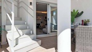 A modern interior with a staircase leading to a living area. - Penthouse with sea views in San Pedro de Alcántara by Costarentals - Ref M34 (San Pedro Alcántara)