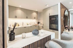 Fridge, microwave, oven, stovetop - Penthouse with sea views in San Pedro de Alcántara by Costarentals - Ref M34 (San Pedro Alcántara)