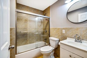 基本公寓, 1 張加大雙人床和 1 張沙發床 | 浴室 | 毛巾、肥皂、洗髮精、衛生紙