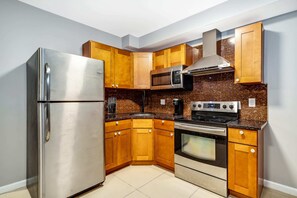 基本公寓, 1 張加大雙人床和 1 張沙發床 | 私人廚房 | 微波爐、烤箱、爐台、義式濃縮咖啡機