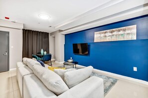 Basic-Apartment, 1 Queen-Bett und Schlafsofa | Wohnbereich | 50-Zoll-Smart-TV mit Digitalempfang, Streaming-Dienste
