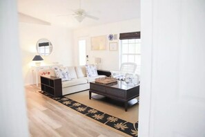 Televisión y oficina 