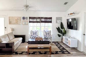 Smart TV, fireplace, table football, ping pong - Sebastian Sunshine Retreat Coastal Oasis with Pool and Mini golf on Fl (Sebastian)