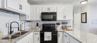 Luxury Mid-century Condo, Cozy & Fully Remodeled. Stocked with Many Extras! 