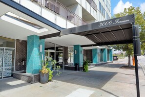 Exterior detail - Luxury Mid-century Condo, Cozy & Fully Remodeled. Stocked with Many Extras!  (Omaha)