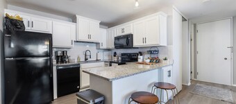 Luxury Mid-century Condo, Cozy & Fully Remodeled. Stocked with Many Extras! 