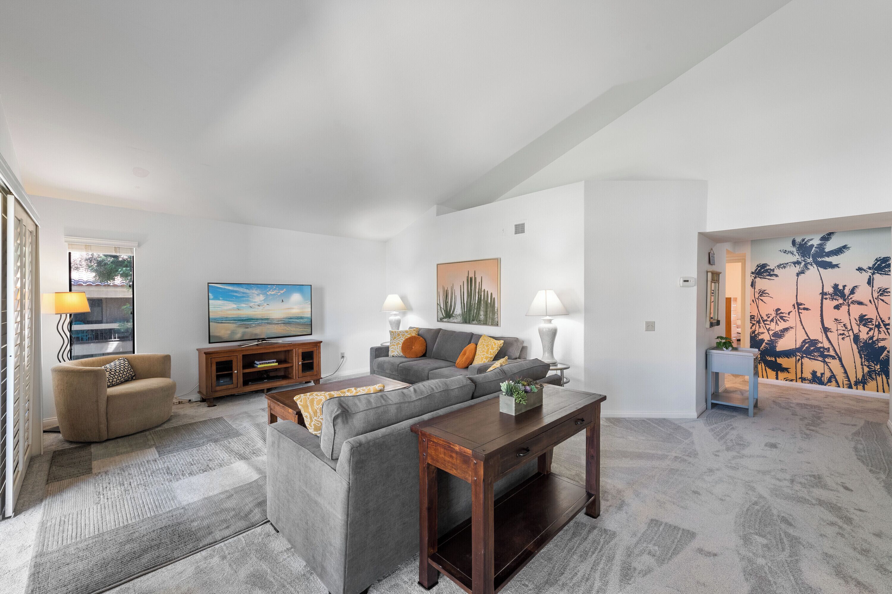 Spacious desert retreat in Cathedral City - 5 minutes from Downtown Palm Springs