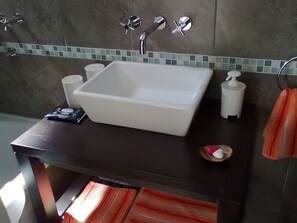 Toallas, jabón, papel higiénico