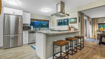 Frigorífico, microondas, horno y placa de cocina