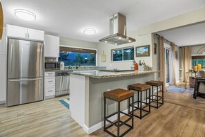 Frigorífico, microondas, horno y placa de cocina