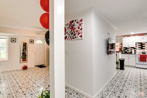 Réfrigérateur, micro-ondes, plaque de cuisson, cafetière/bouilloire