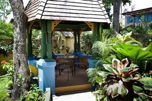 Outdoor dining - Coconut Suite - Hermosa Cove (Ocho Rios)
