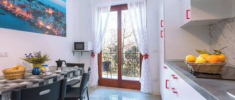 Kjøleskap, mikrobølgeovn, kokeplater og kaffetrakter/tekoker