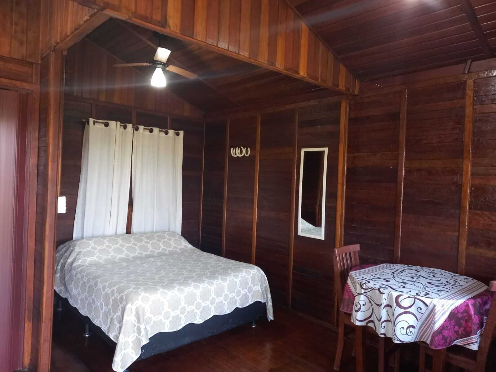 1 slaapkamer, een strijkplank/strijkijzer, wifi, beddengoed