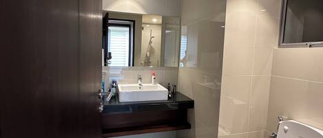 Séchoir à cheveux, bidet, serviettes fournies, savon