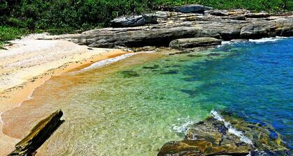 Apartamento no Centro de Rio das Ostras. Localizado a cerca de 50m da praia.