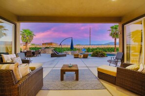 Outdoor dining - At Colossus/ Game Room/ Pool/Spa/ HUGE LOT (Indio)