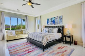 4 habitaciones, escritorio y tabla de planchar con plancha