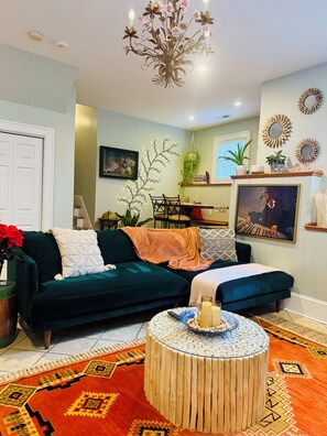 Smart TV, chimenea y libros 