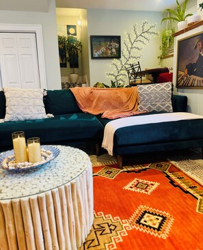 Smart TV, chimenea y libros 