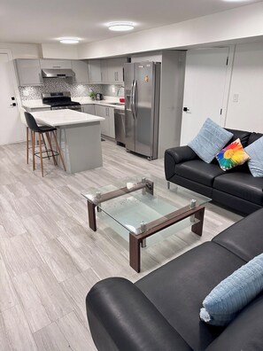 Smart TV - RESORT TYPE 2 BED 2 BATH SUITE IN A VERY LARGE HOME IN DELTA, BC (Delta)