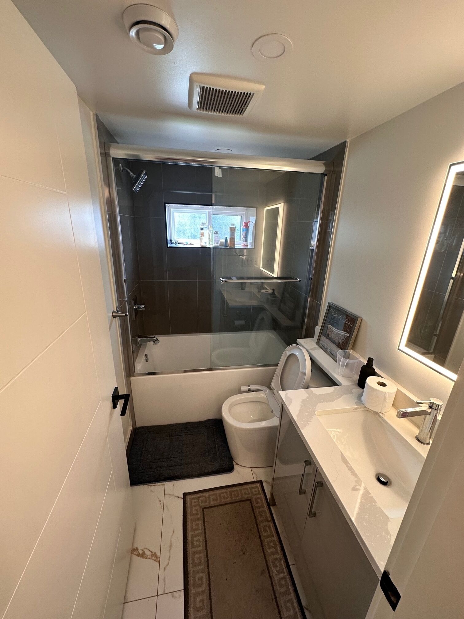 Séchoir à cheveux, bidet, serviettes fournies, savon