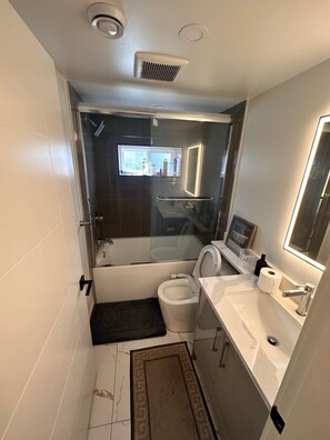 Sèche-cheveux, bidet, serviettes fournies, savon