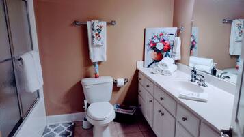 Een bubbelbad, een haardroger, een bidet, handdoeken