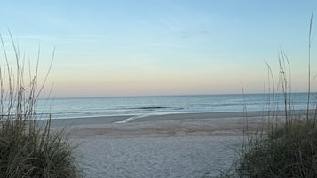 Plage, chaises longues, serviettes de plage