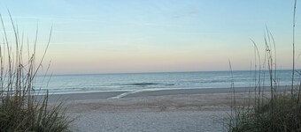 Walk to Beach - Updated Amelia Island Townhome Near Fort Clinch and Downtown