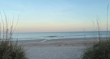 Walk to Beach - Updated Amelia Island Townhome Near Fort Clinch and Downtown