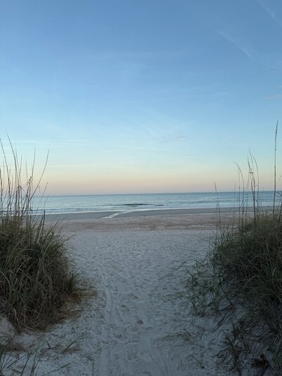 Walk to Beach - Updated Amelia Island Townhome Near Fort Clinch and Downtown