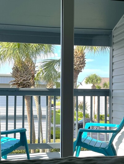 NEW! Updated, Peaceful Retreat - 5 Minute Walk To The Sparkling Ocean!