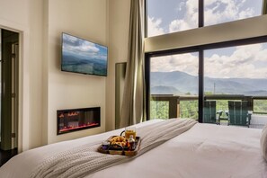 6 bedrooms, desk, iron/ironing board, travel cot