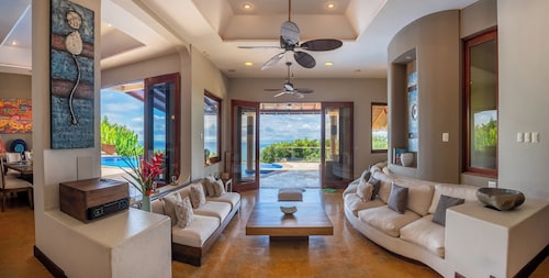 Whale Watchers Villa With Stunning Ocean View