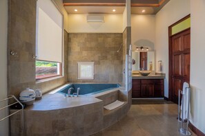 تجهيزات دش، مناشف، صابون، شامبو