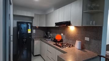 Réfrigérateur, cafetiÚre/bouilloire, blender, moulin à café