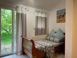 2 bedrooms, iron/ironing board, bed sheets