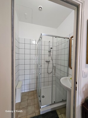 Regadera, secadora de cabello, toallas, jabón