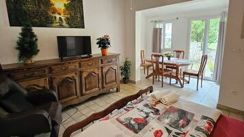 2 bedrooms, iron/ironing board, bed sheets