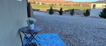 NEW Modern basement casita with majestic views  just 24mi to Zion National park