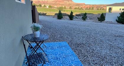 NEW Modern basement casita with majestic views just 24mi to Zion National park