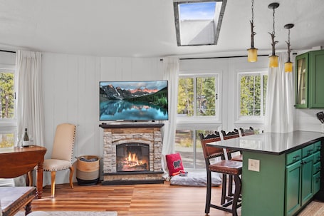 Interior. Cozy snow globe like cabin in Blue River forest 7 min to Breck. On bus route!