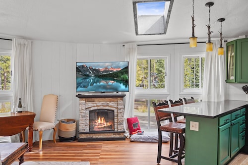 Cozy snow globe like cabin in Blue River forest 7 min to Breck. On bus route!