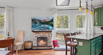 Cozy snow globe like cabin in Blue River forest 7 min to Breck. On bus route!