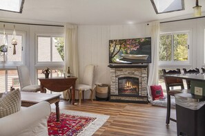 TV connectée, cheminée, livres