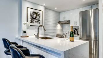 Réfrigérateur, micro-ondes, four, plaque de cuisson