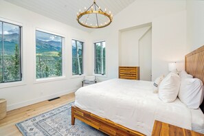 4 bedrooms, desk, iron/ironing board, travel crib