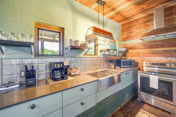 Kühlschrank, Mikrowelle, Herdplatte, Geschirrspüler