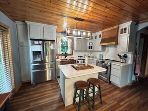 ثلاجة، ميكروويف، فرن، موقد طهي مسطح